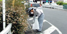 みずほ台駅前ロータリー清掃活動の様子